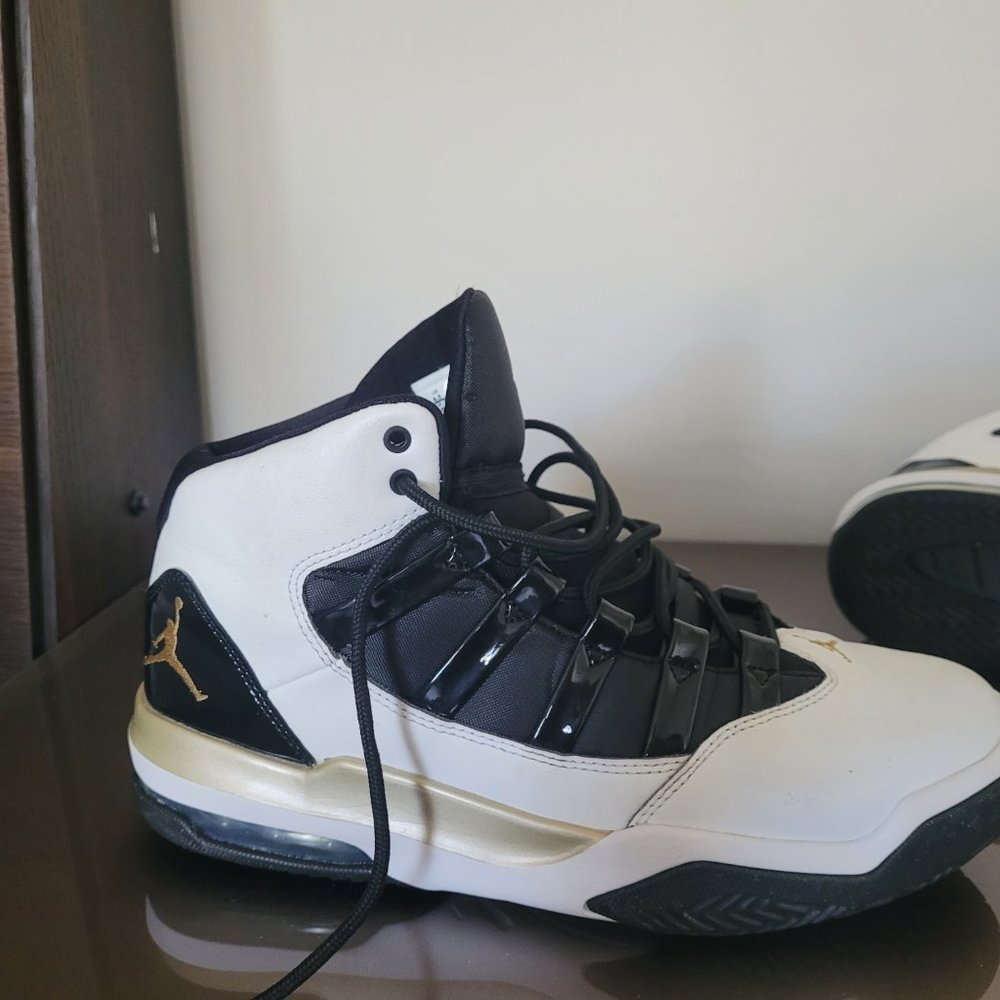 Air Jordan Max Aura white black gold big boys size 8.5 - Picture 11 of 16